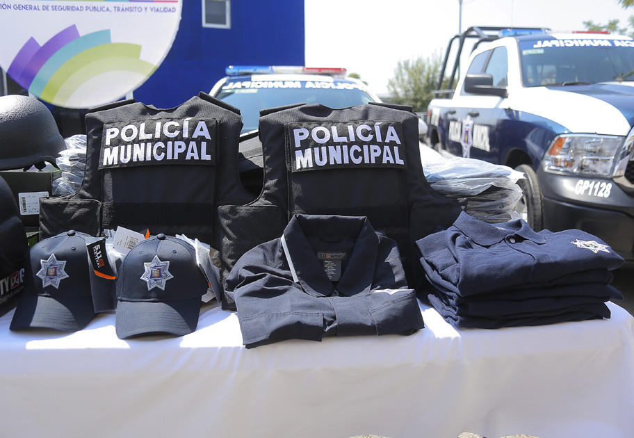 Policía de Gómez Palacio se equipa con uniformes y vehículos. (Saúl González)