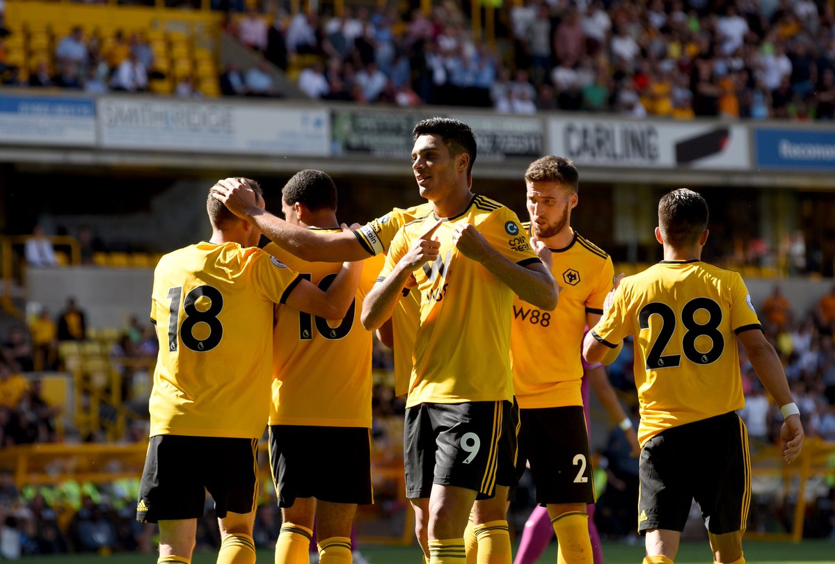 Raúl Jiménez festeja tras marcar con su equipo el Wolverhampton Wanderers (Twitter @Wolves)