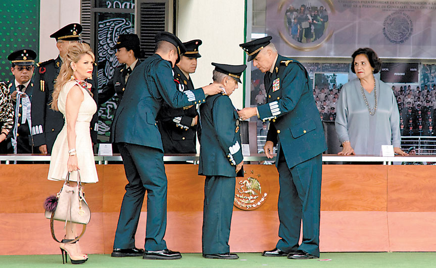 El secretario de la Defensa, Salvador Cienfuegos, entregó condecoraciones a 55 elementos. (Cuartoscuro)