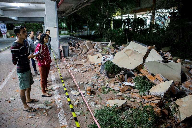 Las autoridades también informaron que varios edificios resultaron dañados tras el sismo.