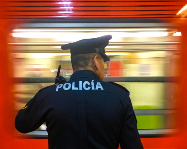 Los policías se encuentran distribuidos en tres turnos en las 12 líneas de la red del Metro. (Cuartoscuro)