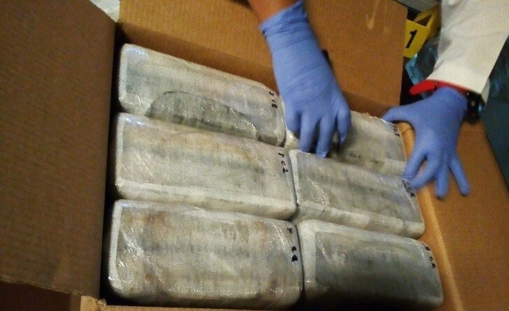 Los policías hallaron 146 paquetes con cocaína con un peso de 141 kilogramos. (Especial)
