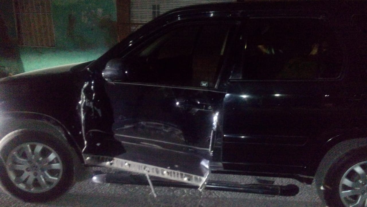 El taxista comenzó a cargarse a la derecha, por lo que impactó a la camioneta estacionada. (Especial)