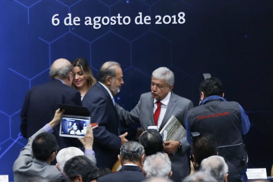 Andrés Manuel López Obrador se reúne con ingenieros, entre ellos, Carlos Slim/Araceli López.