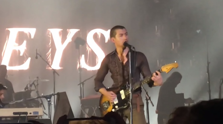 Arctic Monkeys rindió tributo a The White Stripes cuando estuvieron en Detroit, ciudad natal de la banda (Captura de pantalla).