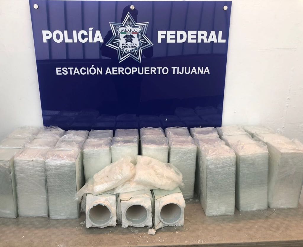 Con un equipo de rayos X, la PF detectó una caja de cartón que simulaba traer veladoras. (Especial).