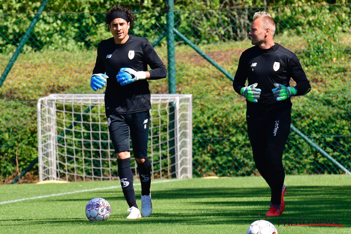 Guillermo Ochoa durante un entrenamiento del Standard de Lieja (Twitter @StandardLiejaES)