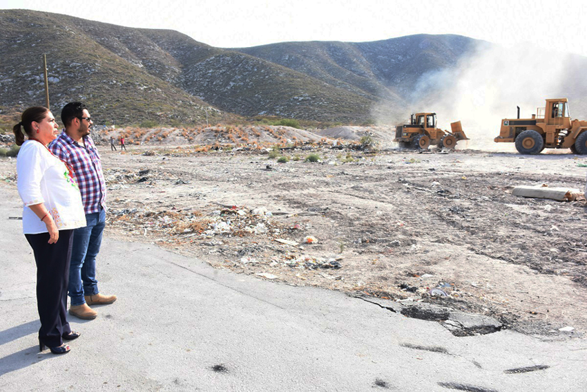 Ante los incendios que se han presentado durante el año en el relleno sanitario de Lerdo, la alcaldesa supervisa las obras de remoción de basura.(Espe