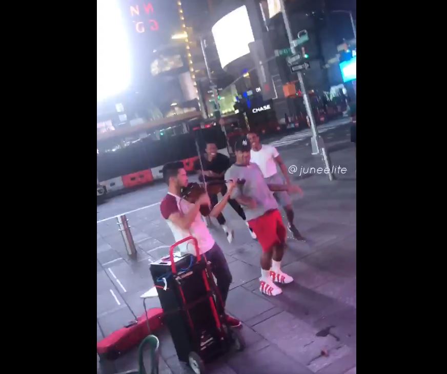 Los jóvenes se encuentran con el violinista y comienzan a bailar hip hop. (@juneelite)