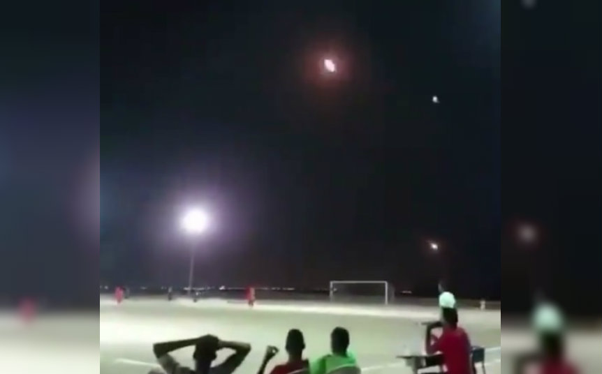Lluvia de misiles sobrevuelan una cancha de futbol en Yemen (Especial)
