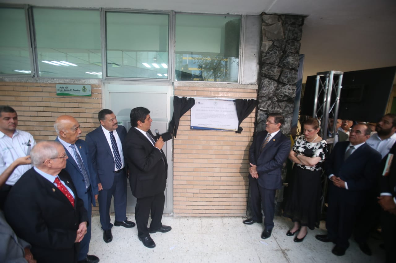 Oscar Lugo Serrato, director de la Facdyc, y el rector Rogelio Garza Rivera develaron la placa. (Raúl Palacios)