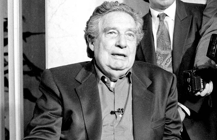 El autor de "El laberinto de la soledad" rechazó ofertas de universidades estadunidenses que pretendían comprarle documentos.