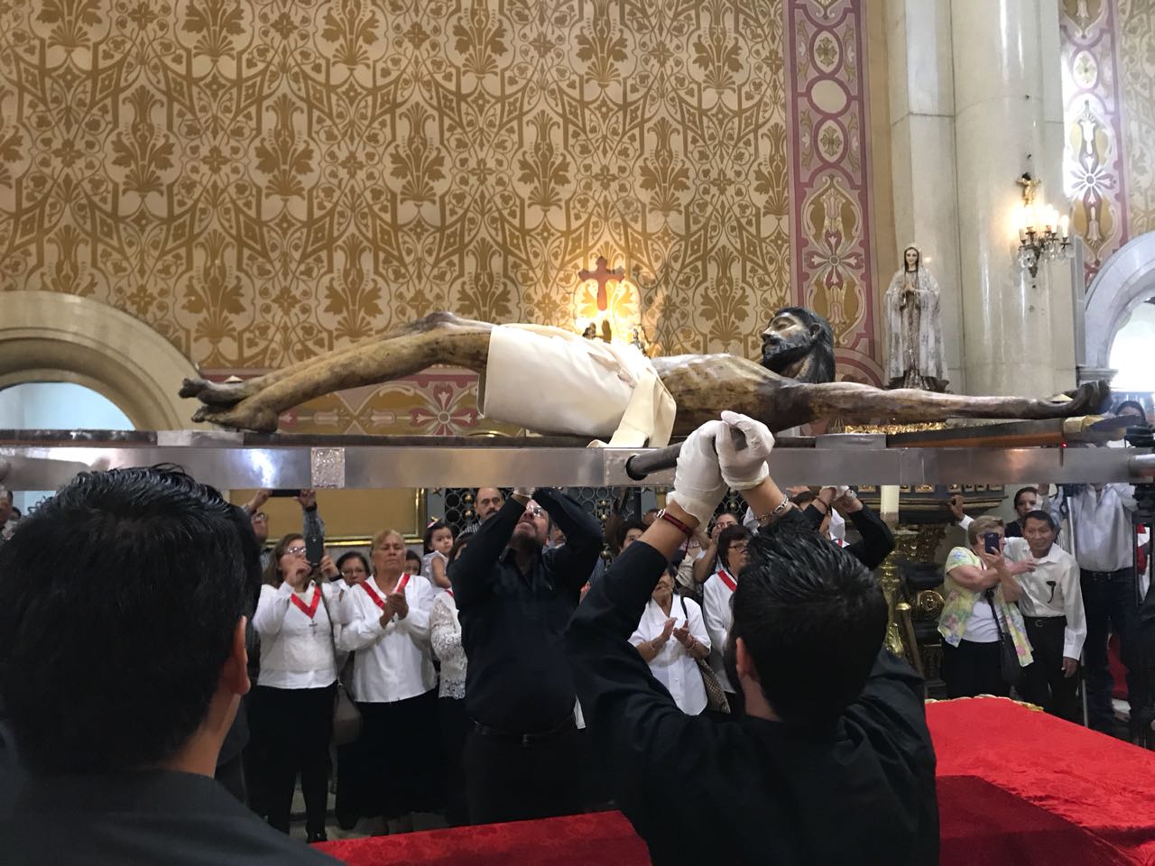 Se llevó a cabo el descenso y traslado de regreso de la Imagen del Santo Cristo a la Capilla. (Ana Ponce)
