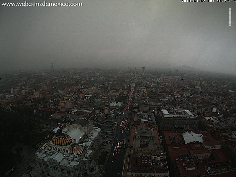 La lluvia vista desde la Torre Latino. (Twitter: @webcamsdemexico)
