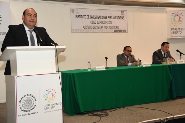 Miguel Errasti Arango durante la inauguración del curso “Introducción al Estudio del Sistema Penal Acusatorio”.