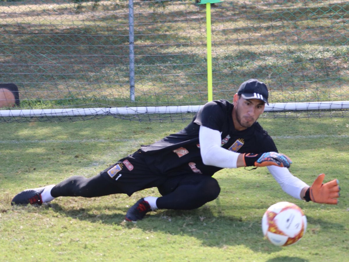 Nahuel Guzmán durante un entrenamiento de Tigres (Twitter @TigresOficial)