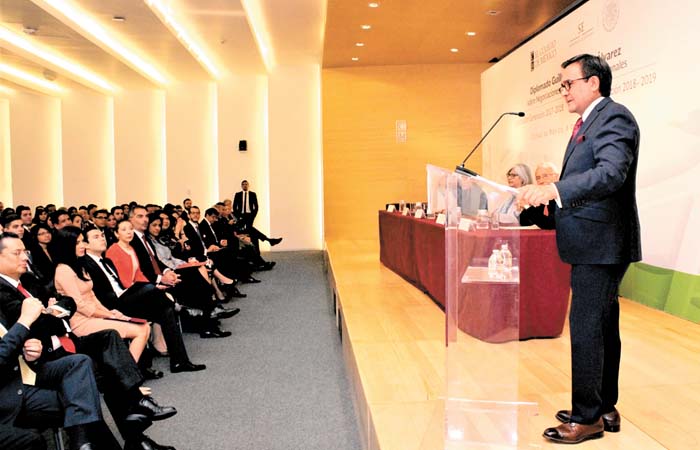 Participación del secretario de Economía en el Diplomado Guillermo Aguilar Álvarez.