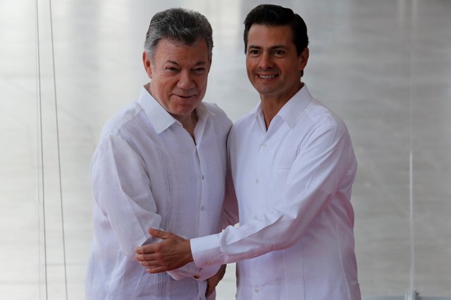 El presidente Enrique Peña Nieto y su todavía homólogo de Colombia, Juan Manuel Santos/Reuters.