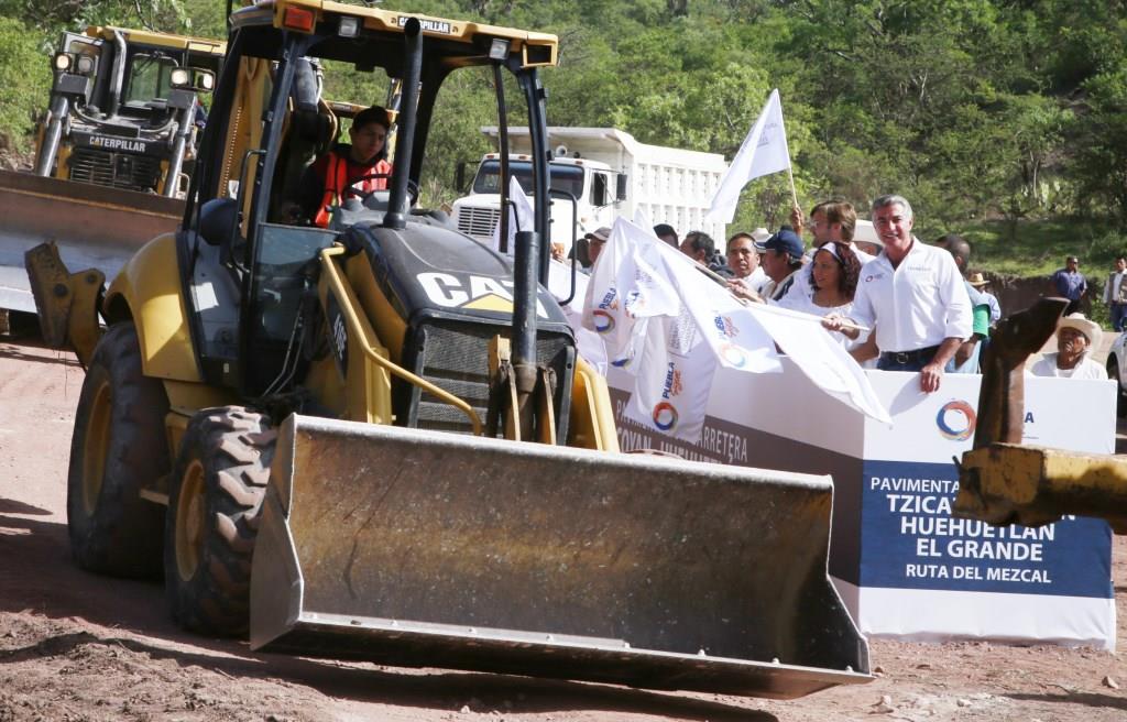 Tony Gali pone en marcha pavimentación de la “Ruta del Mezcal” (Especial)