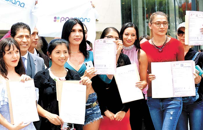 Transexuales reciben sus nuevos documentos oficiales.