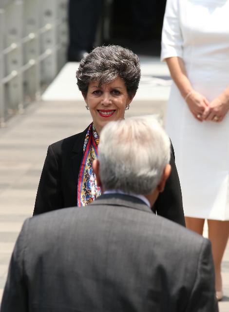 Janine Otálora es la primera mujer en entregar la constancia de mayoría al presidente electo/Araceli López.