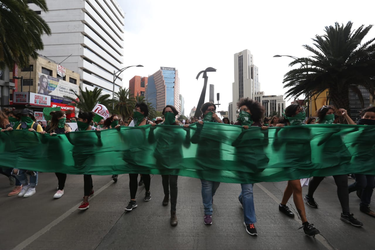 Manifestantes a favor del aborto legal en Argentina recorren las calles de la Ciudad de México (Javier García).