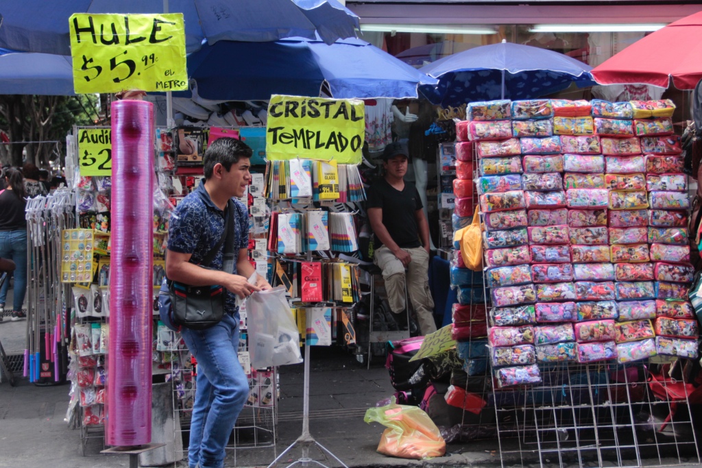 En papelerías y negocios ambulantes del centro histórico de la ciudad, comienza la venta de útiles escolares para el regreso a clases (Agencia Enfoque
