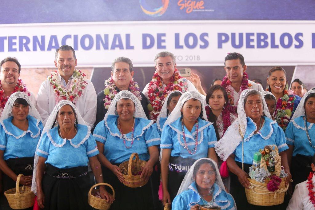 El gorbernador de Puebla en gira por Zacatlán, donde celebró el Dïa Internacional de los Pueblas Indígenas (Especial)
