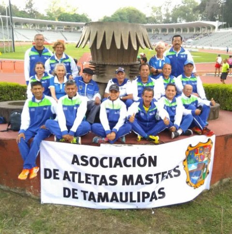 El grupo de deportistas que participaron en el Festival Máster de voleibol (Cortesía)
