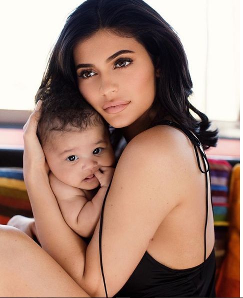 Kylie Jenner dejó atrás la polémica y volvió a compartir imágenes de su bebé. (Foto: Instagram)
