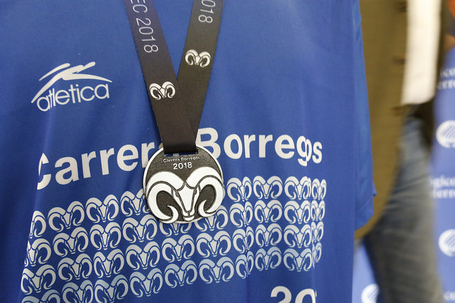 La playera y medalla que recibirán los participantes. (Cortesía)