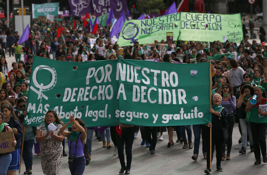 En México y otros países del mundo marcharon para apoyar a las argentinas que buscaban la despenalización del aborto. (AP)