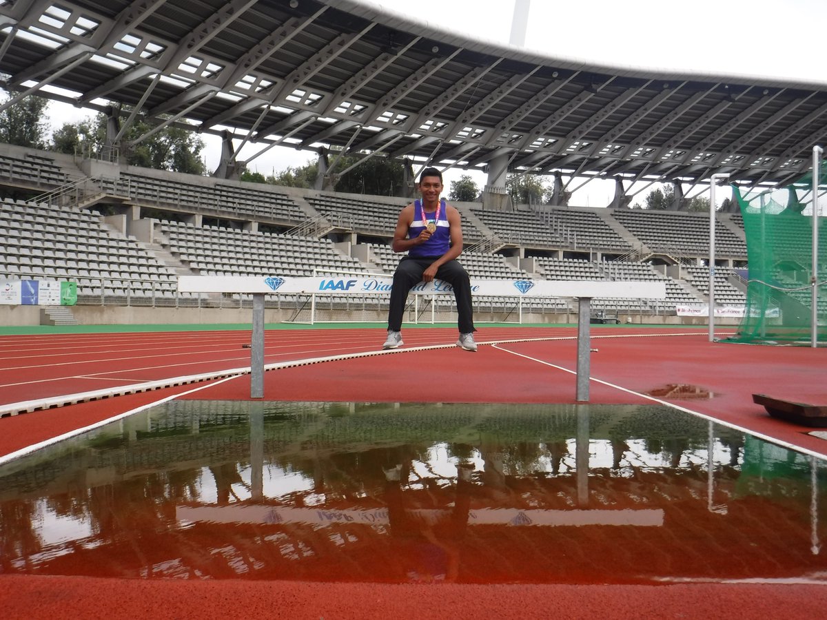Nicko ganó medalla de oro en 3000 metros con obstáculos (@ZorrosLGBT)