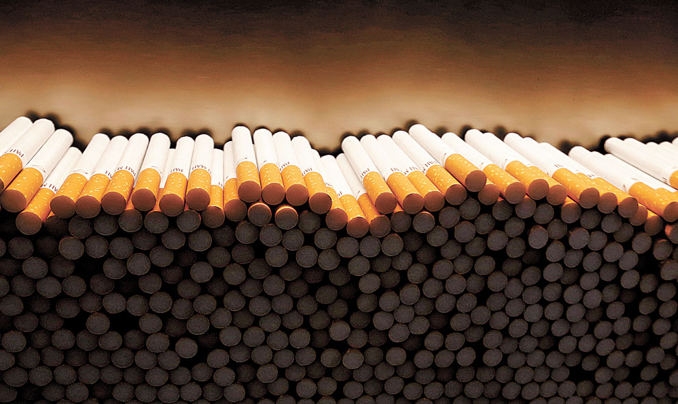 La participación en el IEPS del tabaco se elevó de 29 a 35 por ciento en cuatro años. (Michaela Rehle/Reuters)