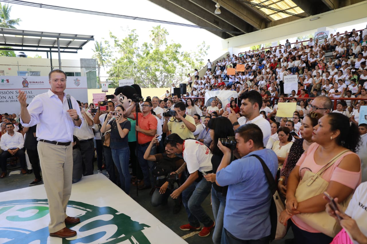 Quirino Ordaz Coppel, gobernador de Sinaloa, entregó pólizas de Seguro Popular. (Especial)
