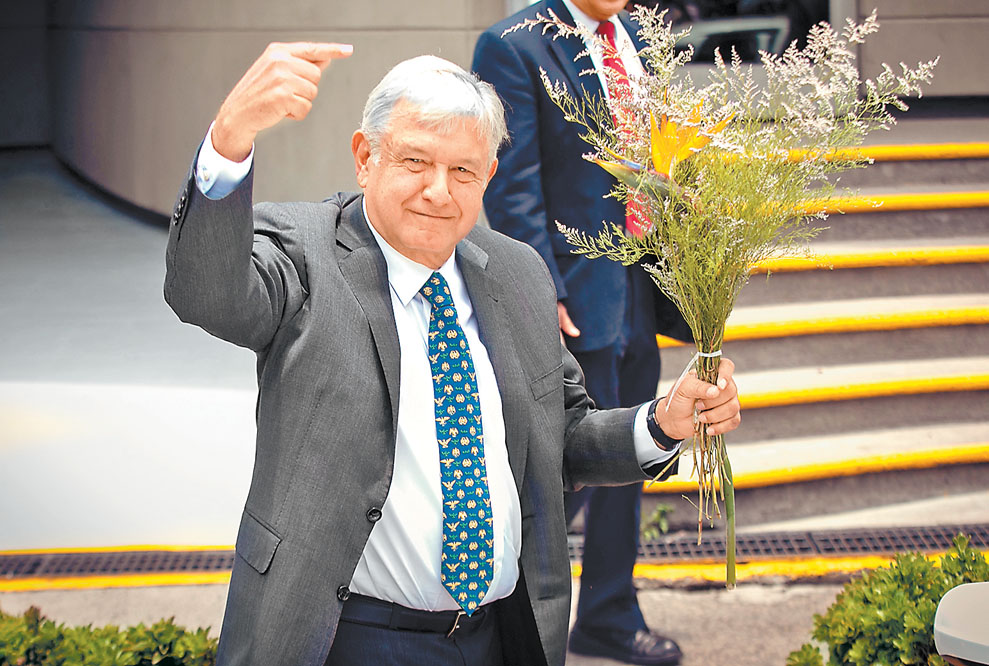 A la salida de la sesión solemne, AMLO se acercó a saludar a sus simpatizantes, de quienes recibió un ramo de flores. (Araceli López)