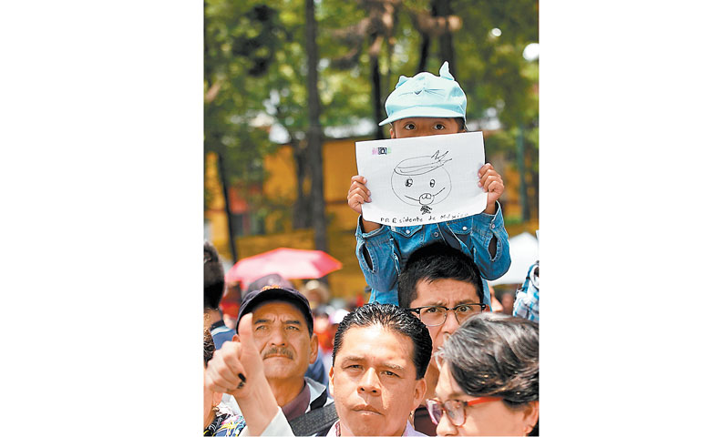 Simpatizantes de AMLO afuera del tribunal electoral. (Araceli López)