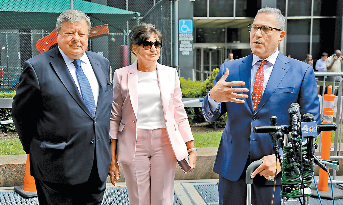 El abogado de Viktor y Amalija Knavs, suegros de Donald Trump, anunció en Nueva York el nuevo estatus de los padres de la primera dama. (Seth Wenig/AP