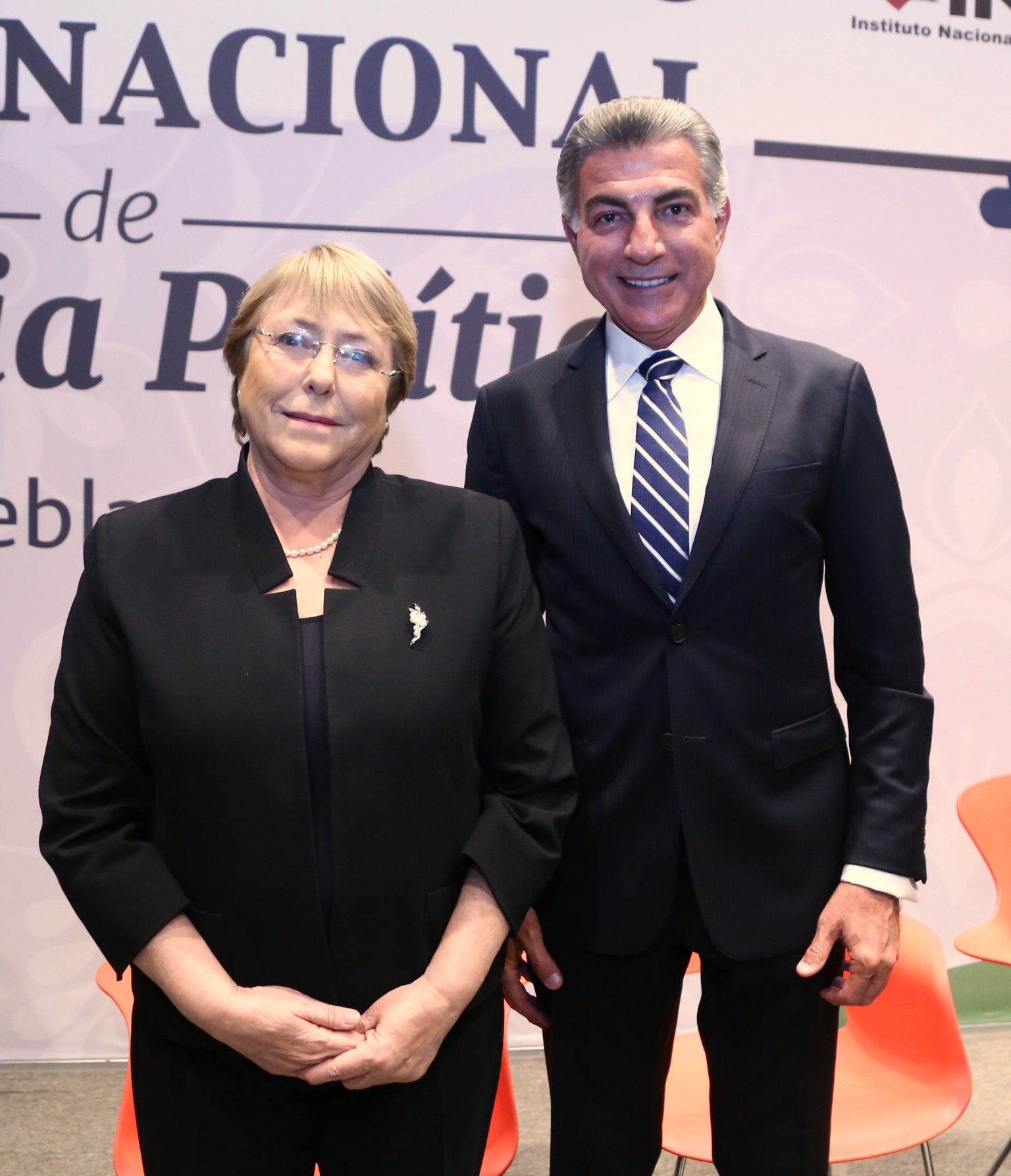 Antonio Gali Fayad, gobernador de Puebla, acompañado por la ex presidenta de Chile, Michelle Bachelet (Especial)