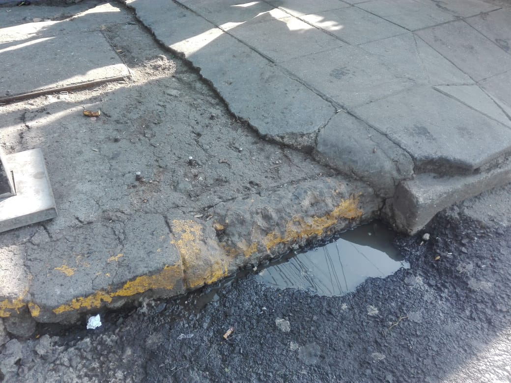 Banquetas en mal estado. (Foto Estrella Aguayo)