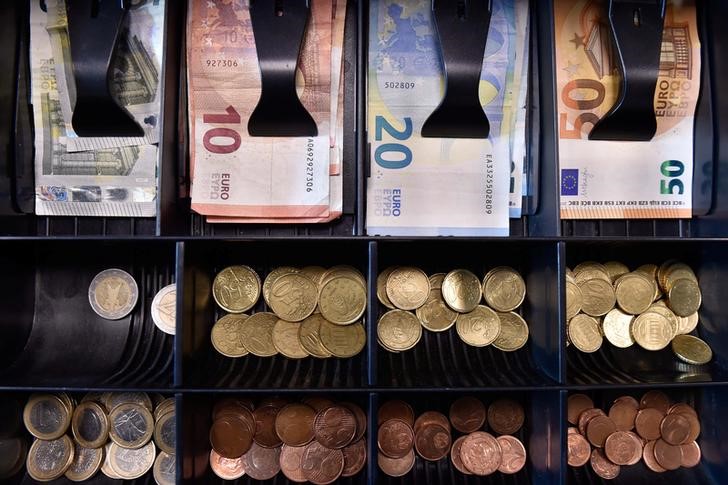Billetes y monedas de euro en una caja de una tienda. (Foto: Reuters)