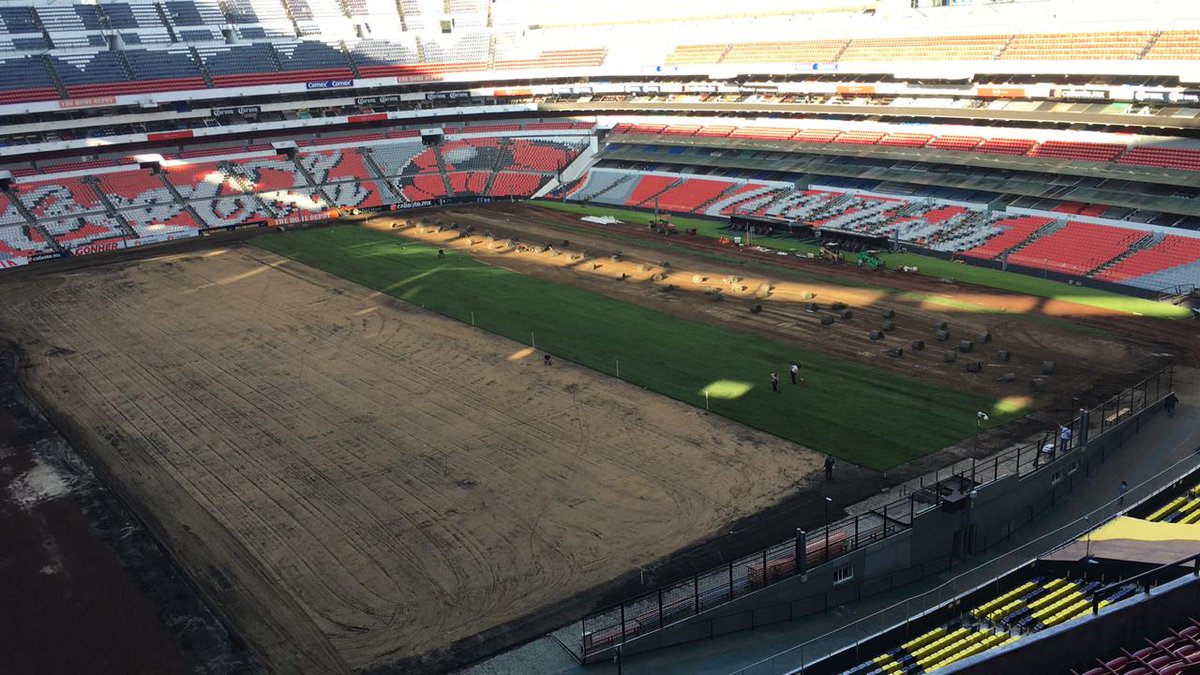 El cambio del césped natural a híbrido en el Estadio Azteca (Twitter @EstadioAzteca)