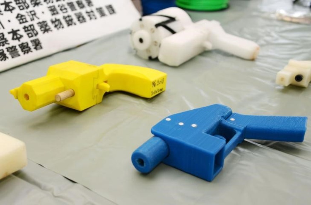 Facebook no permitirá instrucciones para elaborar armas con impresoras 3D. (Reuters)