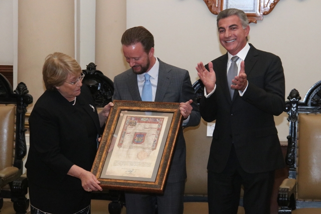 El Gobernador Antonio Gali y el alcalde Luis Banck, encabezaron la entrega de la Cédula real a Michelle Bachelet, ex presidenta de Chile.  (Agencia En
