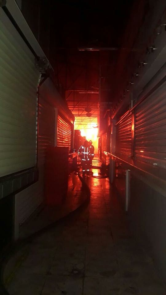 El incendio comenzó en el área de ropa del mercado. (Tomada de @pcmqro)