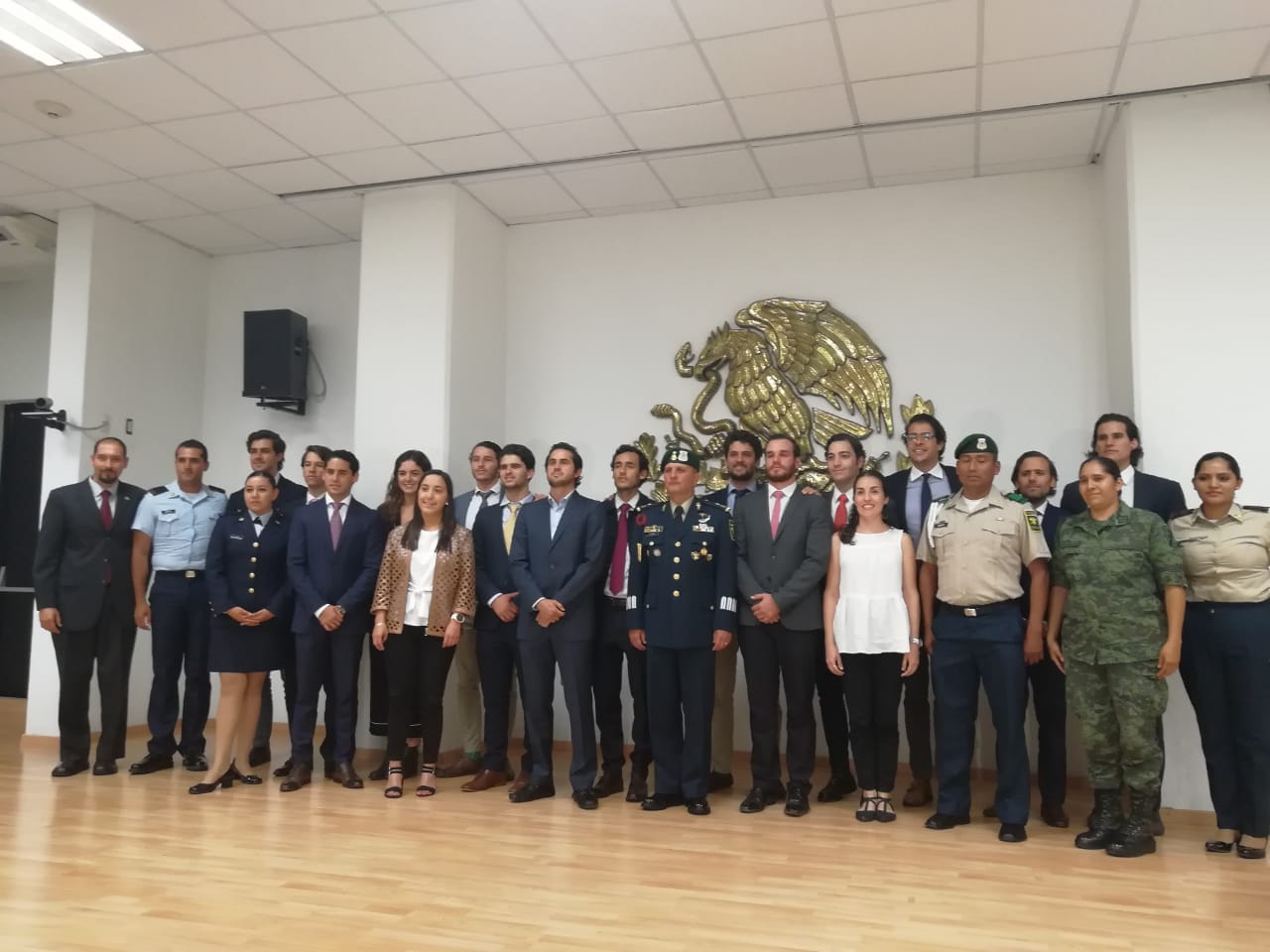 Jóvenes escuchan discurso del general General Brigadier. (Arturo Ramírez)