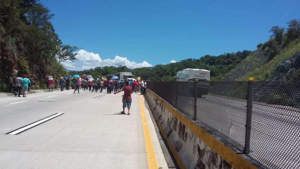 Los manifestantes bloquean la vía. (Javier Trujillo)