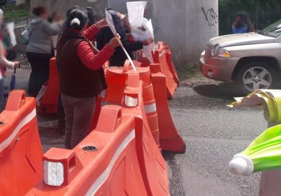 Los manifestantes bloquean la circulación en dirección a Cuernavaca. (Toada de @PoliciaFedMx)
