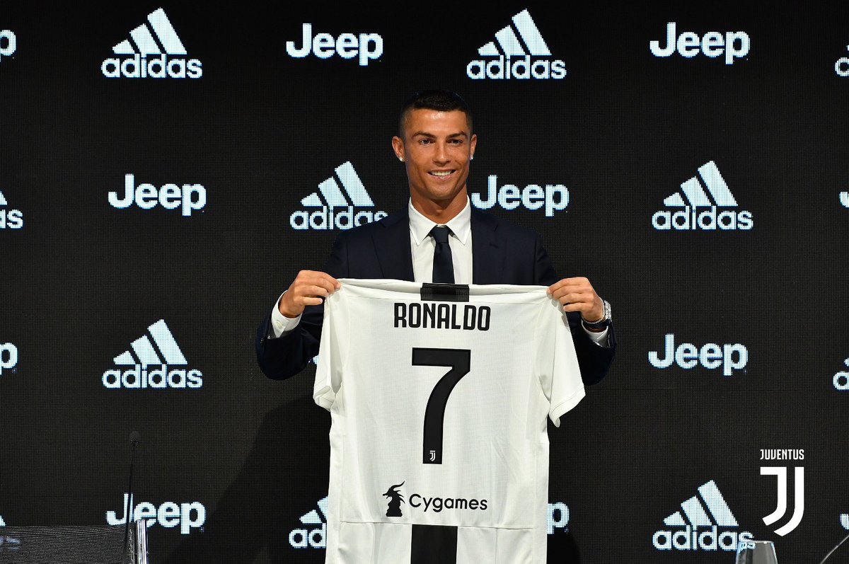 Cristiano Ronaldo durante su presentación con la Juventus (Twitter @juventusfces)