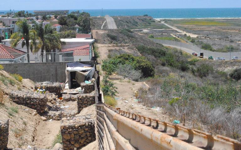 Familias que viven pegadas al cerco metálico fronterizo que divide a México de Estados Unidos, por la zona de Playas de Tijuana, son desalojadas por l